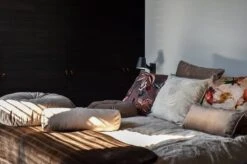 MADISON HOME SIERKUSSEN LONDON TAUPE 60X30CM -Madison 1200x798